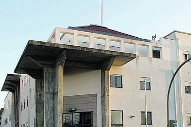 Jovem detido pela PSP por mostrar faca borboleta junto a escola