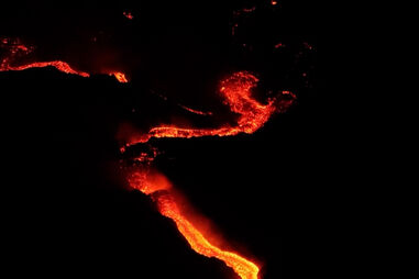 Imagens impressionantes mostram lava incandescente a sair de vulcão Etna na Sicília 