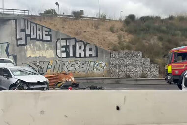 Homem ferido em colisão entre dois carros no IC19 junto à saída de Queluz de Baixo. Trânsito condicionado