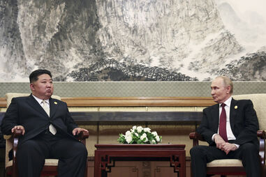 Kim Jong-un e Vladimir Putin reunidos em Pequim