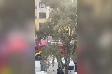 Bombeiros combatem fogo em apartamento no concelho de Sintra 