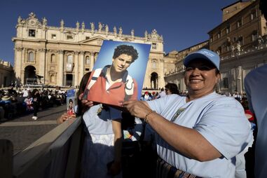 Fiéis marcam presença na missa de canonização de Carlo Acutis e Pier Giorgio Frassati, na Praça de São Pedro, no Vaticano