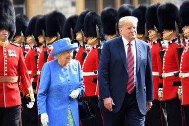 Donald Trump com Isabel II em Londres, lado a lado com a guarda real