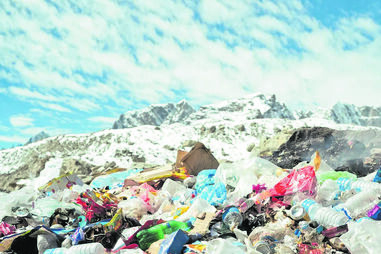 Autoridades estão a usar drones para retirar as toneladas de lixo que se encontram espalhadas ao longo do monte Evereste. Um sucesso 