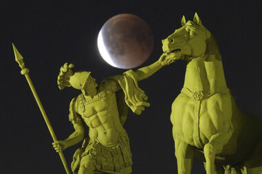 Eclipse lunar total em São Petersburgo, Rússia