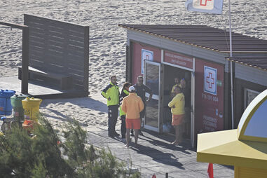 Elementos envolvidos nas operações de salvamento junto do posto de primeiros socorros