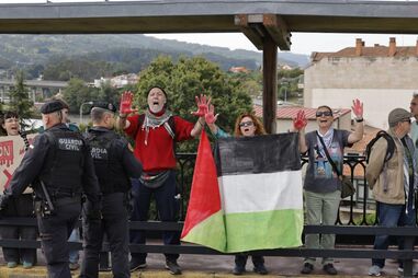 Manifestantes pró-Palestina bloquearam o local previsto para a chegada da 16.ª etapa da Vuelta