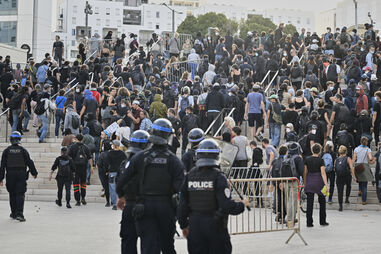Polícia francesa dispersa manifestantes