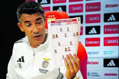 Bruno Lage mostrou, na conferência de imprensa, uma folha com os jogadores lesionados ou que deixaram o plantel
