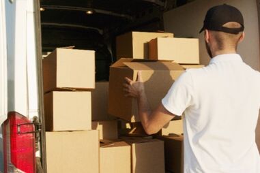 Aluguer de carrinhas: solução para mudanças de estudantes e profissionais em setembro.
