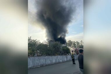 Fábrica de cabides consumida pelas chamas em Paredes