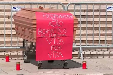 Grupo de bombeiros reúne-se em vigília em frente ao parlamento