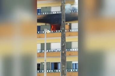 Pelo menos três feridos em incêndio em prédio no Feijó