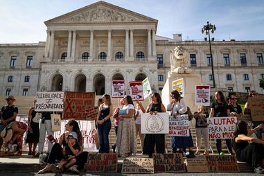 Protesto contra reforma laboral concentra-se junto à Assembleia da República