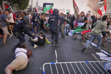 Dois detidos e 22 polícias feridos nos confrontos com manifestantes pró-Palestina na última etapa da Volta a Espanha