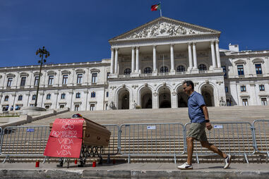 Protesto dos bombeiros em frente à Assembleia da República começou no sábado 
