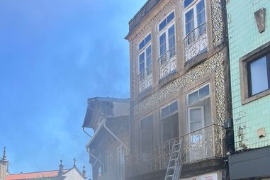 Homem provoca incêndio em casa para fugir a despejo