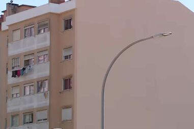 Cinco pessoas retiradas de casa após incêndio em prédio em Agualva-Cacém