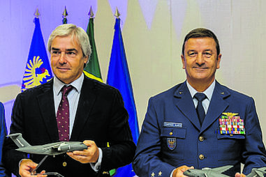 Nuno Melo, ministro da Defesa, e o chefe da Força Aérea, general Cartaxo Alves 