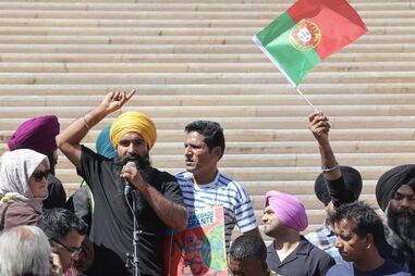Manifestação sobre imigração no exterior da Assembleia da República