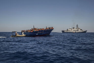 Barco de migrantes na costa da Líbia