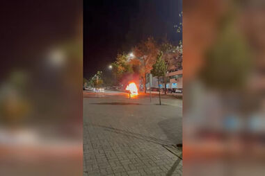 Carro consumido pelas chamas junto ao Palácio do Gelo em Viseu