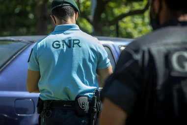Agentes da GNR em patrulha para garantir a segurança pública