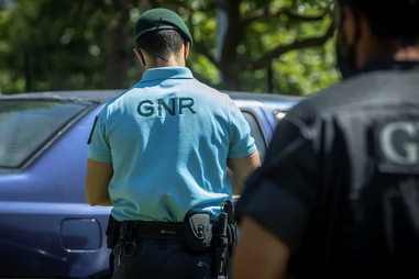 Agentes da GNR em patrulha para garantir a segurança pública