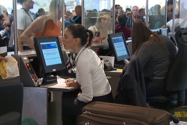 Problemas técnicos em vários aeroportos da Europa atrasam e cancelam voos