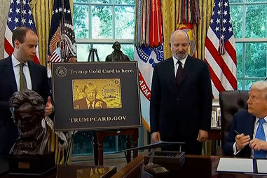 Trump cria 'cartão dourado' para milionários e restringe vistos para pessoal qualificado