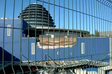 Muro desaba perto de zona de esplanada do Fórum Almada