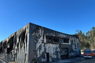 Dois bombeiros feridos em incêndio em lavandaria industrial no distrito de Braga