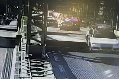 Carro fica suspenso no ar ao saltar ponte levadiça nos EUA  