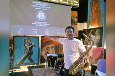 Saxofonista madeirense Elvis Sousa bate recorde mundial após tocar durante 33 horas 
