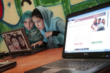 No Afeganistão, talibãs cortam internet