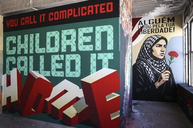 "Vocês chamam de 'complicado', as crianças chamavam-lhe 'casa'", lê-se numa das paredes