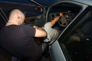 Arrasta e faz mata-leão a namorada que terminou o relacionamento