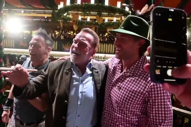 Arnold Schwarzenegger conduz banda numa tenda de cerveja no Oktoberfest de Munique .mp4