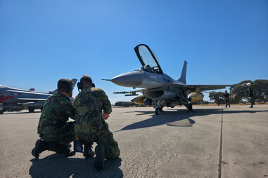 Militares inspecionam caça F-16