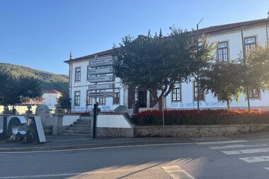 Fachada da Câmara de Arouca vandalizada após polémica com jogo FC Arouca-FC Porto