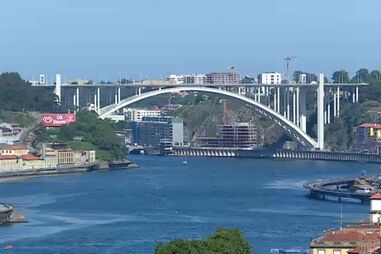 Vista sobre o rio Douro e a Ponte da Arrábida, no Porto