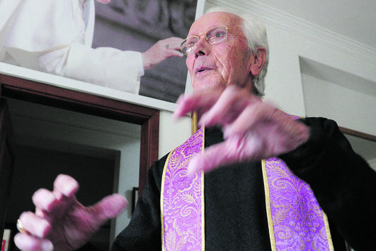 "Provem, chamem-me a tribunal": Padre Gama nega acusações de abusos sexuais em exorcismos