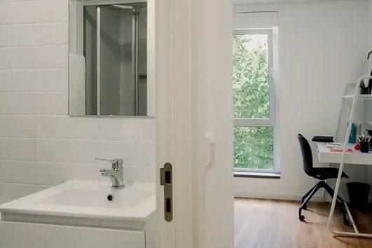 Private studio with bathroom in Benfica residence
