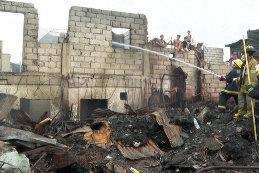 O rasto de destruição deixado pelo incêndio que desalojou mil famílias nas Filipinas