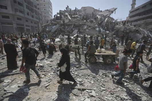 Israel bombardeia intensamente a Cidade de Gaza enquanto as suas tropas avançam