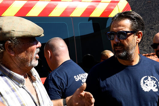 Bombeiros Sapadores de Lisboa ajudam aldeões em Piódão após incêndios