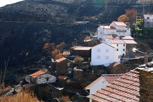 Incêndios destroem casas e paisagens em Piódão, Portugal