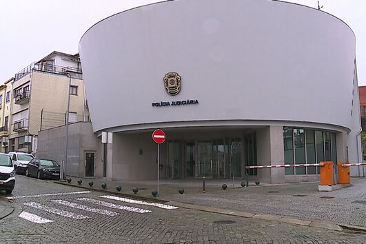 Amarrado e sequestrado por casal em assalto armado a habitação