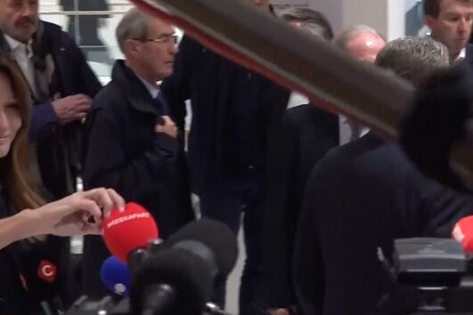 Insólito: Carla Bruni arranca esponja de microfone de jornalista após condenação de Sarkozy