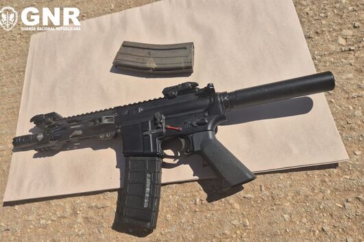 A AR15 adptada a M4 apreendida pela GNR